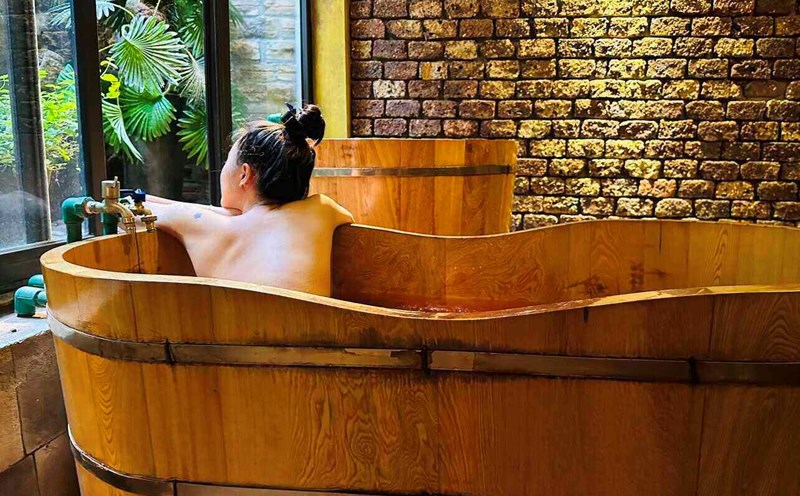 Trải nghiệm tắm lá thuốc người Dao đỏ. Ảnh: Xuân Xuân