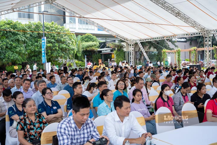 Đông đảo người lao động đến với Phiên giao dịch và tư vấn việc làm quận Long Biên năm 2024. Ảnh: Đền Phú