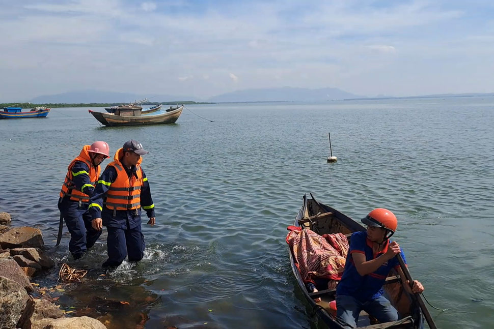 Anh Phạm Nguyễn Minh Chung ở Bình Định nhanh trí lấy một chiếc xuồng đang neo đậu tại bờ, \chèo ra cứu người. Ảnh: Hoài Luân