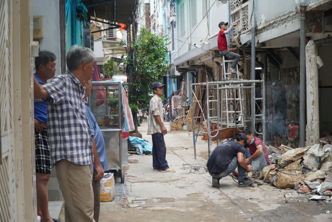 Ngày 22.6, tại hẻm 549 Nguyễn Đình Chiểu (Quận 3), những hộ dân cuối cùng tại đây đang tất bật đập tường, tháo dỡ hàng rào, cửa để lùi nhà vào trong khoảng một mét, nhằm mở rộng con hẻm lên 4-5 m.