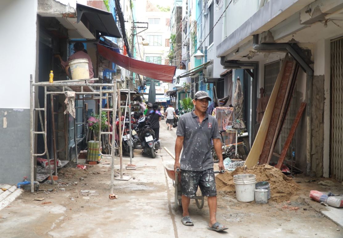 Bà Ngọc, 47 tuổi, người dân sống tại hẻm này cho biết, gia đình bà đã hoàn thành việc sửa chữa, lùi vào bên trong khoảng 1m. 