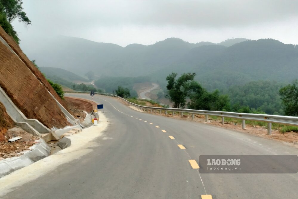 Tuyến đường 200 tỉ đồng nối Đồi chè Long Cốc và Vườn quốc gia Xuân Sơn đã được xây dựng xong. Ảnh: UBND huyện Tân Sơn.