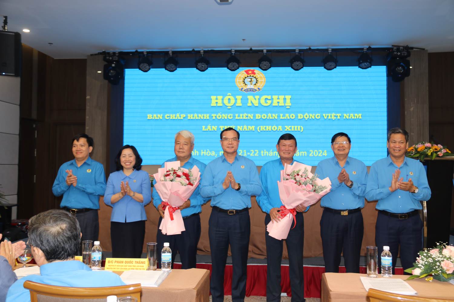 Đoàn Chủ tịch chúc mừng 2 đồng chí được bầu vào Ban Chấp hành Tổng LĐLĐ Việt Nam khóa XIII. Ảnh: P.Linh