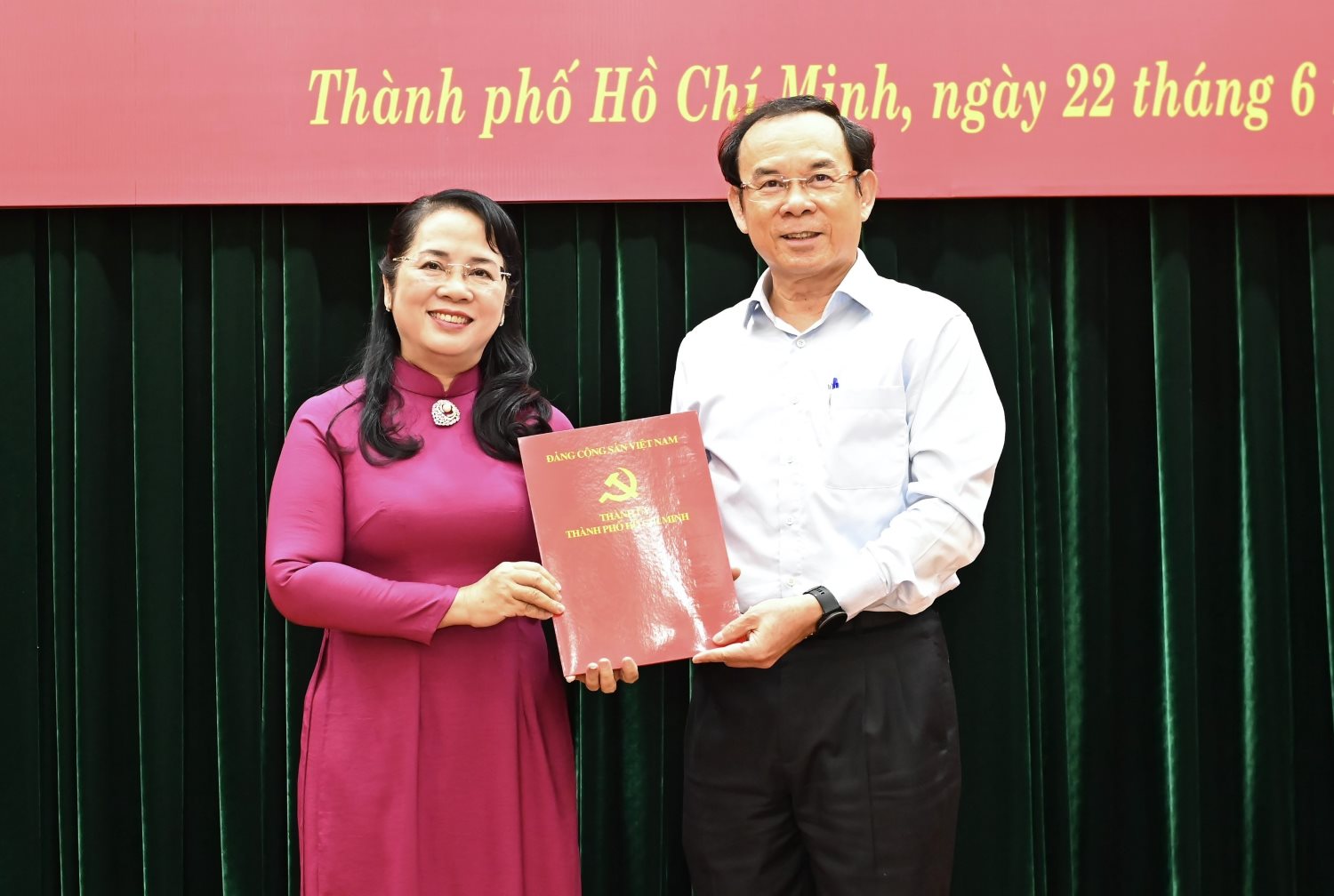 Bí thư Thành ủy TPHCM Nguyễn Văn Nên trao quyết định cho bà Trần Kim Yến.  Ảnh: Việt Dũng