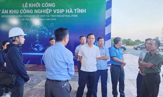 Lãnh đạo huyện Thạch Hà kiểm tra công tác chuẩn bị cho lễ khởi công Dự án VSIP Hà Tĩnh. Ảnh: Hà Thạch.