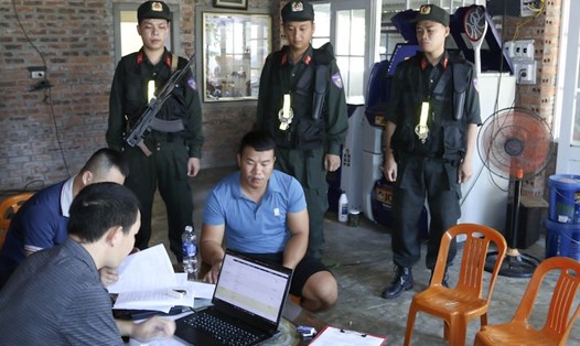 Lực lượng Công an thi hành lệnh khám xét khẩn cấp đối với đối tượng Nguyễn Xuân Hùng. Ảnh: Công an Quảng Bình