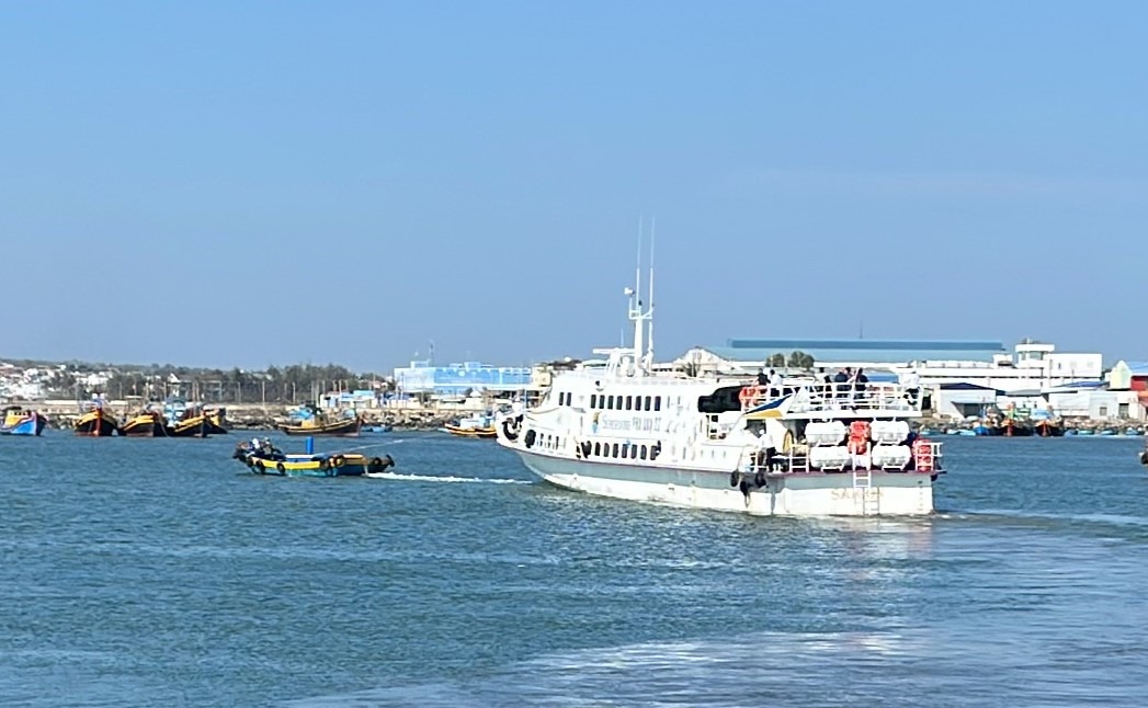 Một tàu cao tốc được tàu cá lai dắt khi xuất bến cảng vận tải Phan Thiết. Ảnh: Duy Tuấn