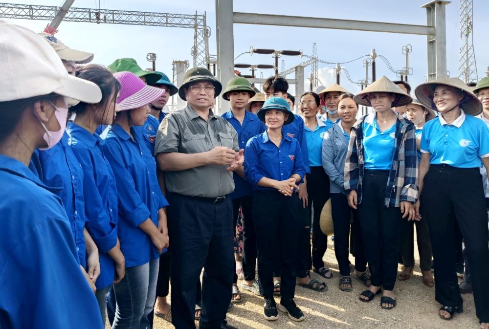 Thủ tướng Chính phủ Phạm Minh Chính trò chuyện cùng các bạn đoàn viên thanh niên, lực lượng xung kích hỗ trợ tích cực cho các nhà thầu thi công dự án. Ảnh: Quách Du