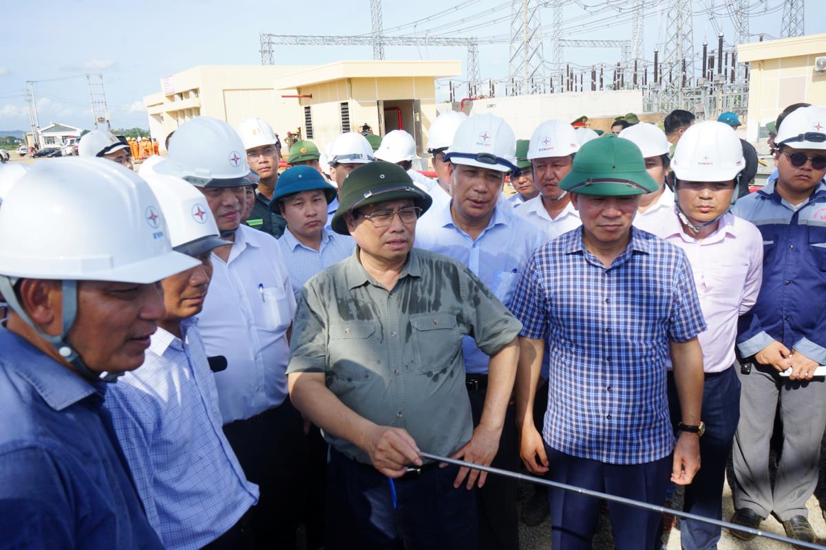 Thủ tướng Chính phủ Phạm Minh Chính cùng đoàn công tác đến kiểm tra tại Trạm biến áp 500kV Thanh Hóa. Ảnh: Quách Du