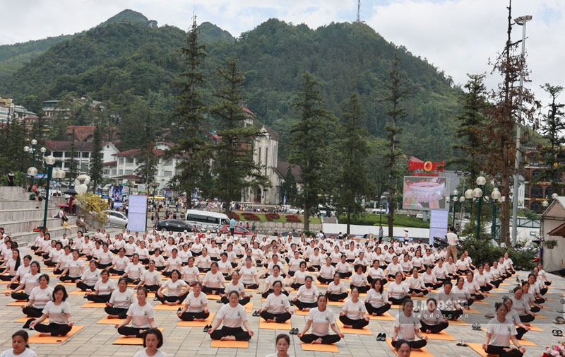 Sự kiện đồng diễn Yoga tại Sa Pa thu hút hơn 500 người tham gia. Ảnh: An Vi