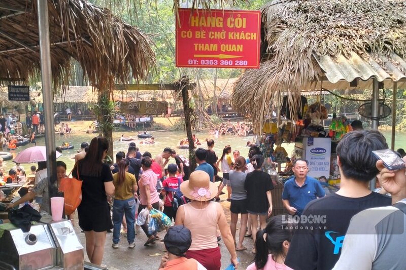 Đường đến Vườn Quốc gia Xuân Sơn đã được rút ngắn, những ngày hè nắng nóng rất đông du khách đã đến đây tắm suối, thác. Ảnh: Tô Công.