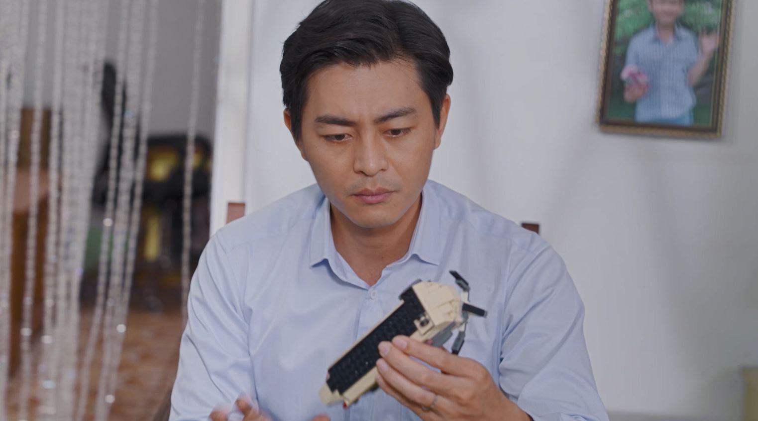 Phim Người thầm lặng có nhiều diễn biến gay cấn. Ảnh: NSX.