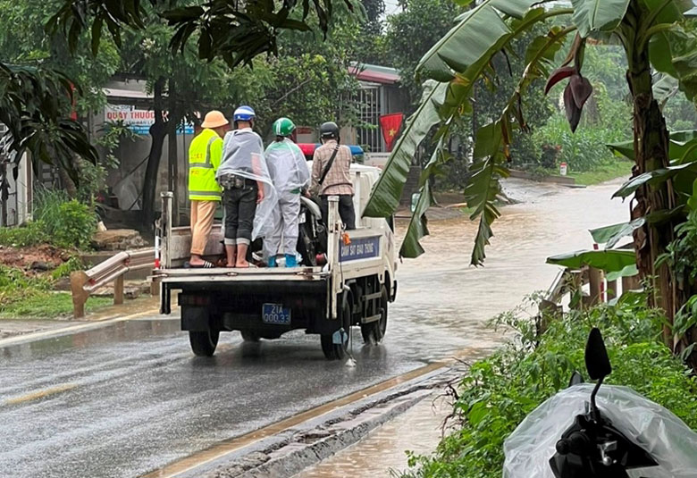 Lực lượng CSGT Yên Bái dùng xe chuyên dụng giúp vận chuyển người và phương tiện qua chỗ ngập sâu được an toàn. Ảnh: Người dân cung cấp