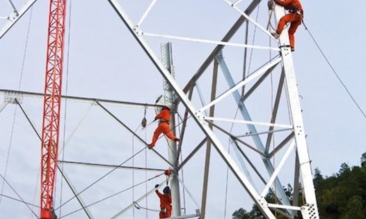Công nhân tại công trường đường dây 500kV cheo leo dựng cột tại Nghệ An. Ảnh: H. Nguyên