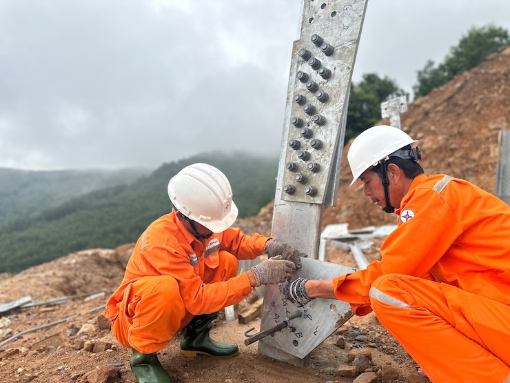 Đây là một trong những dự án trọng điểm của quốc gia giúp cải thiện khả năng truyền tải điện từ khu vực miền Trung ra miền Bắc, đáp ứng nhu cầu điện năng ngày càng tăng cao, đặc biệt là trong các giai đoạn cao điểm mùa nắng nóng năm 2024. Ảnh: H. Nguyên