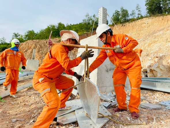 Thi công đường dây 500kV là việc mới và khó. Tuy nhiên, đây cũng là cơ hội để mỗi người lao động trong Công ty Điện lực Quảng Bình được điều động phát huy tinh thần quyết tâm “vì màu cờ sắc áo”, tính năng động, sáng tạo và khả năng thích ứng với mọi điều kiện công việc. Ảnh: H. Nguyên