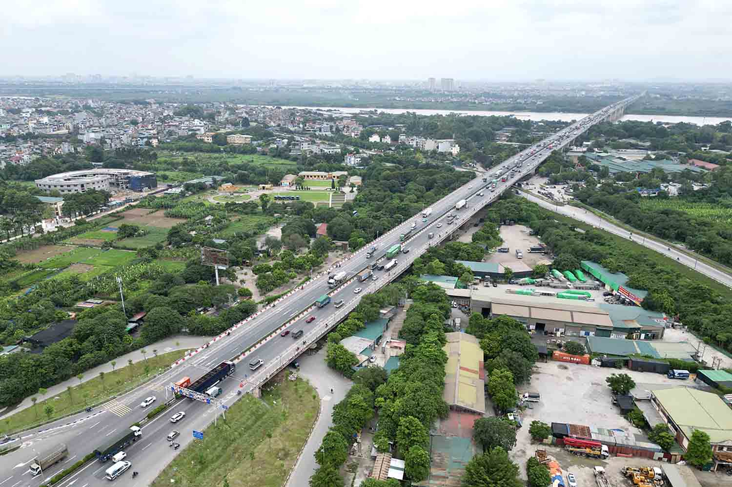 Năm 2007, Hà Nội khánh thành cầu Thanh Trì nối quận Hoàng Mai với Long Biên. Nằm ở cửa ngõ phía Bắc thủ đô, cầu Thanh Trì dài hơn 3 km,