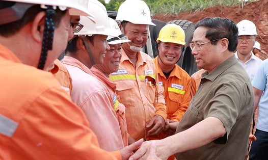 Thủ tướng Chính phủ Phạm Minh Chính thăm hỏi, động viên cán bộ kỹ sư, công nhân lao động đang thi công dự án đường dây 500kV tại Nghệ An. Ảnh: Quang Đại