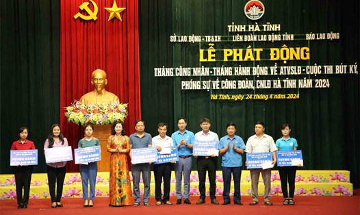 LĐLĐ tỉnh Hà Tĩnh trao hỗ trợ làm nhiều nhà Mái ấm Công đoàn cho người lao động tại lễ phát động Tháng Công nhân năm 2024. Ảnh: Trần Tuấn