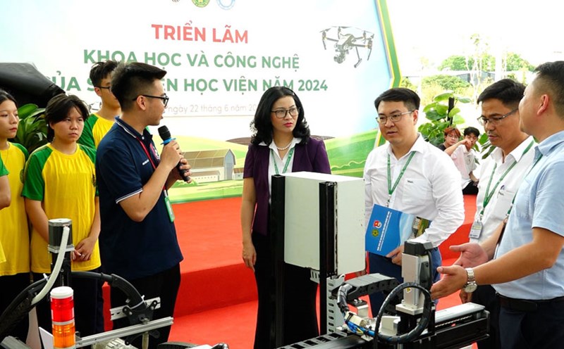 GS.TS Nguyễn Thị Lan - Giám đốc Học viện Nông nghiệp Việt Nam - bày tỏ sự ấn tượng với các sản phẩm nghiên cứu khoa học của sinh viên. Ảnh: Minh Nguyễn