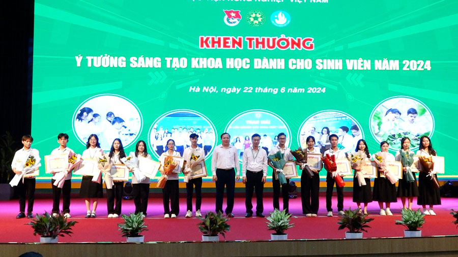 Đại diện Ban giám đốc Học viện Nông nghiệp Việt Nam chúc mừng sinh viên có ý tưởng sáng tạo khoa học. Ảnh: Minh Nguyễn