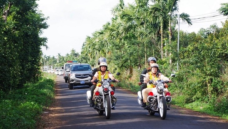 Lực lượng CSGT, Công an huyện Cư Kuin ra quân xử lý các trường hợp vi phạm nồng độ cồn. Ảnh: Công an cung cấp