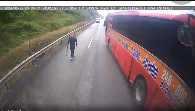 Cơ quan chức năng đang triệu tập 3 đối tượng có hành vi dừng xe trên cao tốc Nội Bài - Lào Cai để hành hung tài xế. Ảnh cắt từ clip  