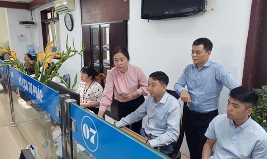 Tiếp nhận, xử lý hồ sơ yêu cầu cấp Phiếu LLTP tại Hà Nội. Ảnh: Bộ Tư pháp