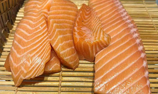 Cá hồi là một trong những loại cá béo cung cấp lượng lớn vitamin D giúp hỗ trợ làm hạ tổng lượng mỡ nội tạng trong cơ thể. Ảnh: Kiều Vũ