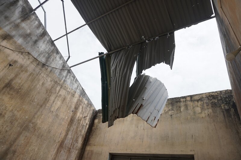 Bỏ hoang hơn chục năm, nhiều hạng mục ở Trung tâm dạy nghề kiểu mẫu Sơn Tịnh xuống cấp nghiêm trọng, gây lãng phí rất lớn, khiến nhân dân bức xúc. Ảnh: Viên Nguyễn