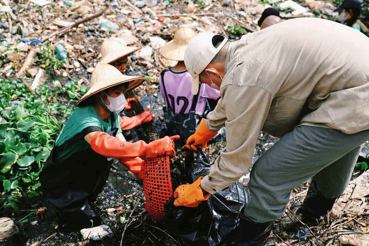 Để dọn rác dưới dòng sông đen ngòm, tràn ngập rác thải, các bạn tình nguyện viên phải mặc quần áo bảo hộ, ủng, găng tay, xẻng, gậy cào rác.