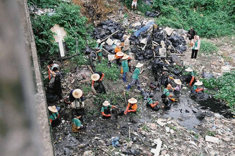 Với mong muốn bảo vệ môi trường, dọn sạch những dòng sông rác, ngày 23.6, khoảng 35 bạn tình nguyện viên đã ra quân dọn rác ở khu vực này.
