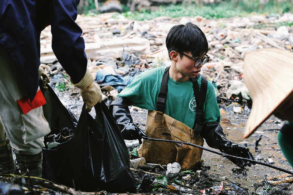 Tháng 11.2023, bạn Nguyễn Doãn Nam Linh, sinh năm 2005 (Hoàng Mai, Hà Nội) đã có 10 buổi tham gia dọn rác bảo vệ môi trường với câu lạc bộ Hà Nội Xanh. Trong 10 buổi đó, có nắng, có mưa, những bạn Nam Linh cho biết bản thân không hề thấy vất vả, ngược lại còn cảm thấy rất vui vì mỗi lần dọn rác là một lần bạn được làm việc ý nghĩa.