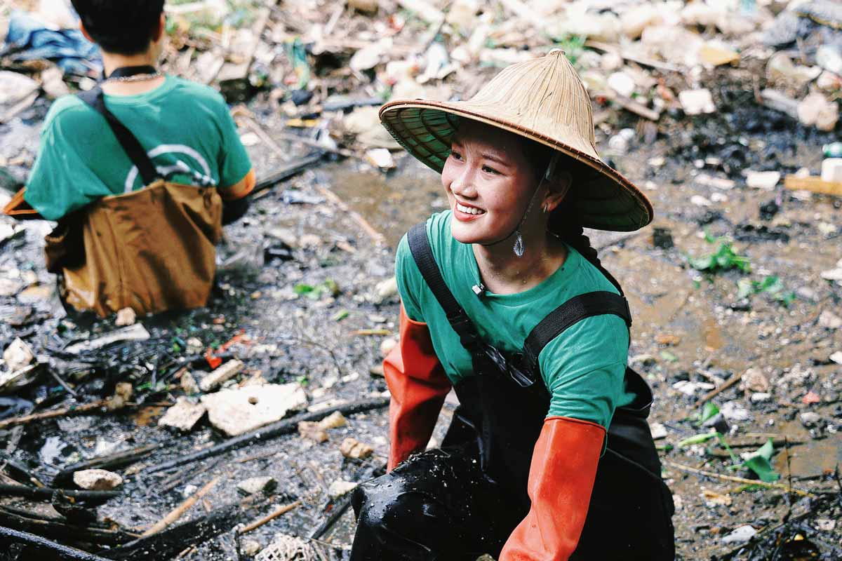 Tham gia buổi hoạt động tình nguyện, bạn Đỗ Phương Thanh, Top 10 Miss World Việt Nam 2023 cho biết: “Từ trên cầu nhìn xuống thấy rất nhiều rác nổi lên trên mặt nước nhưng tôi không nghĩ khi xuống sông nhặt rác trực tiếp nó lại nhiều như vậy. Mong rằng thông qua các hoạt động tình nguyện của câu lạc bộ, người dân sẽ có ý thức bảo vệ môi trường hơn“.