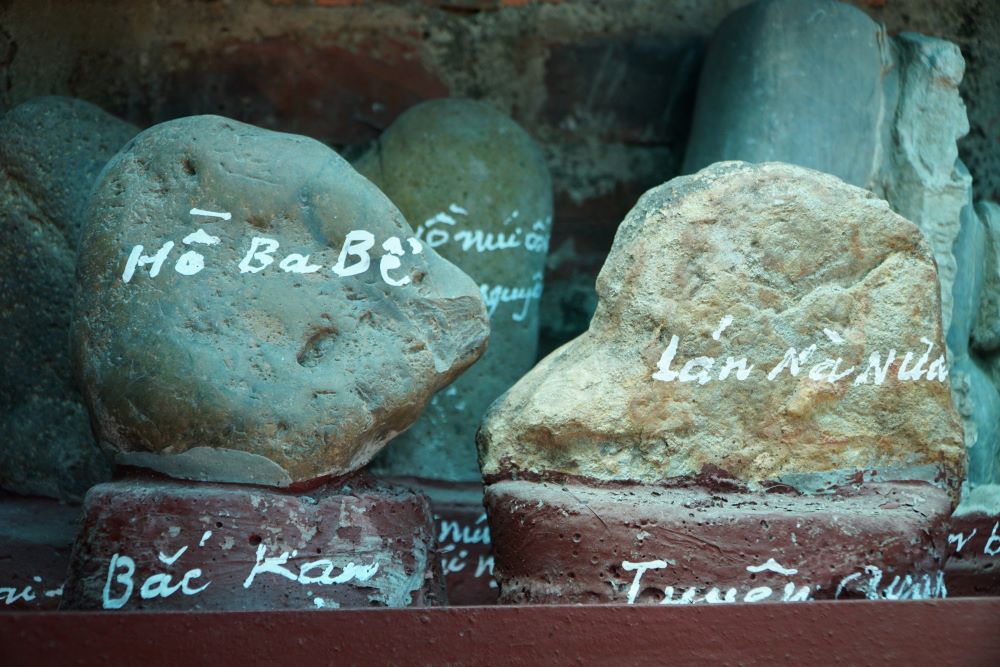 Những hòn đá sưu tầm tại các tỉnh Bắc Kạn và Tuyên Quang. Ảnh: Quách Du