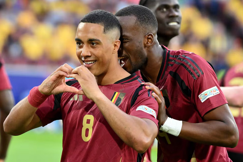 Youri Tielemans ăn mừng sau khi ghi bàn mở tỉ số trong trận đấu với Romania. Ảnh: AFP