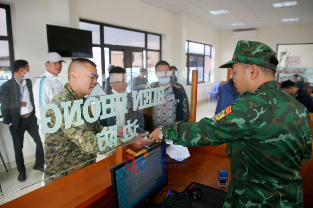 Các lực lượng chức năng tại khu vực Lối mở Cầu phao tạm Km3+4 Hải Yên (Quảng Ninh) huy động đủ quân số, đảm bảo hoạt động thông quan hàng hóa XNK nhanh gọn. Ảnh: Song Hà