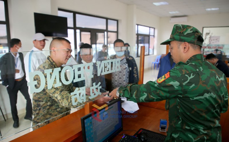 Các lực lượng chức năng tại khu vực Lối mở Cầu phao tạm Km3+4 Hải Yên (Quảng Ninh) huy động đủ quân số, đảm bảo hoạt động thông quan hàng hóa XNK nhanh gọn. Ảnh: Song Hà