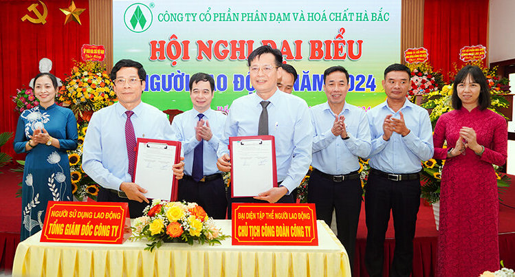 Lễ ký kết Thỏa ước lao động tập thể giữa Tổng giám đốc Công ty và Chủ tịch Công đoàn Công ty tại Hội nghị Đại biểu Người lao động Công ty CP Phân đạm và Hóa chất Hà Bắc năm 2024. Ảnh: CĐHCVN