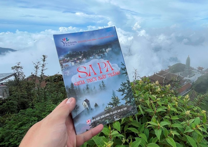 Cuốn sách "Sa Pa giữa trời mây trắng" vừa được Nhà xuất bản Chính trị quốc gia Sự thật phát hành. Ảnh: Nguyễn Chắt