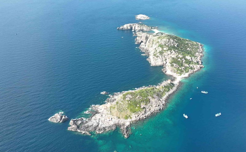 Đảo Yến Nha Trang còn có tên gọi khác là Hòn Nội, nằm trong vịnh Nha Trang, cách đất liền khoảng 25km về hướng Đông Bắc.