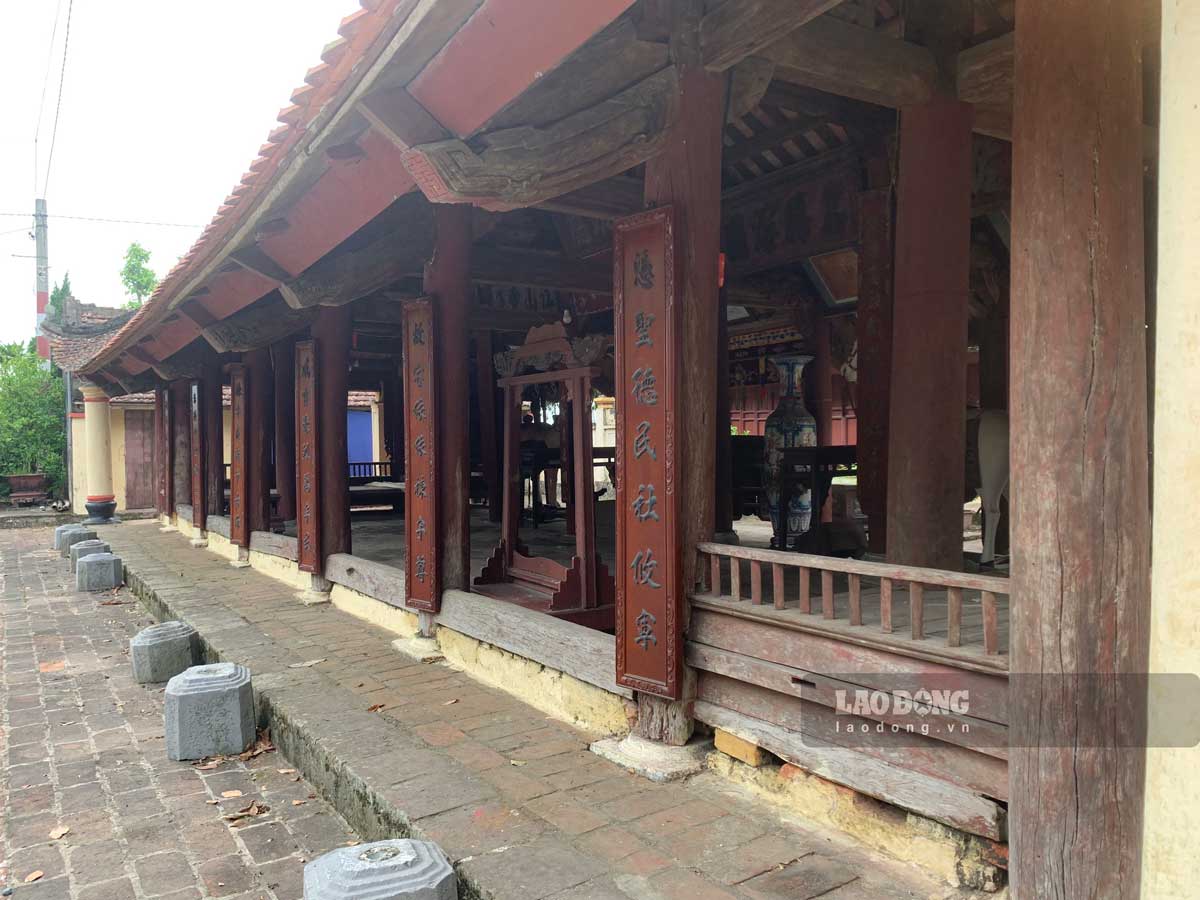 According to historical records, in the beginning, the temple was built simply, in the Later Le dynasty it was rebuilt more spaciously and in the Nguyen dynasty it was expanded to a grand scale in the style of "inner character three, foreign character national". “.