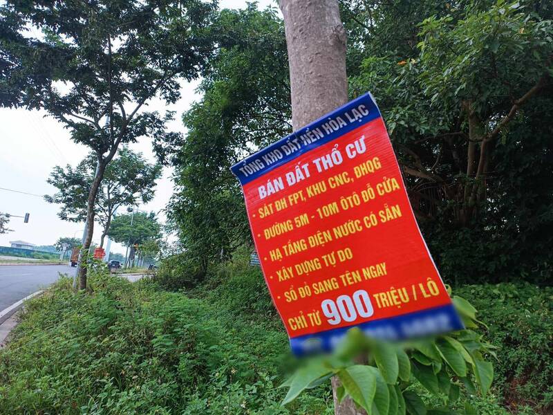 Nhiều lô đất ở gần Khu đô thị vệ tinh Hòa Lạc (huyện Thạch Thất, Hà Nội) đang được rao bán 900 triệu đồng/lô. Ảnh: Thu Giang