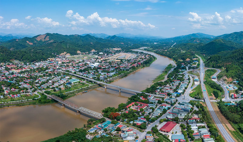 Từ trên cao, có thể dễ dàng nhìn thấy thị trấn Phố Lu soi bóng bên dòng sông Hồng.   