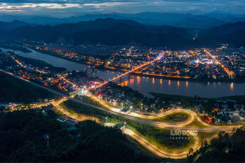 Về đêm, nút giao cao tốc Nội Bài – Lào Cai xuống thị trấn Phố Lu, huyện Bảo Thắng, tỉnh Lào Cai (Km224+090) hiện lên trong ánh đèn lung linh, mờ ảo.  