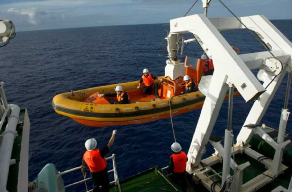 Tàu Haixun 01 của Trung Quốc tham gia tìm kiếm MH370 ngày 5.4.2014. Ảnh: Xinhua