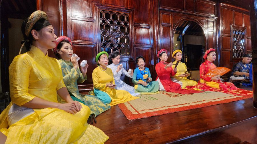 Các nghệ sĩ biểu diễn Ca Huế bên trong di tích Ưng Bình tại Châu Hương Viên. Ảnh: PHÚC ĐẠT