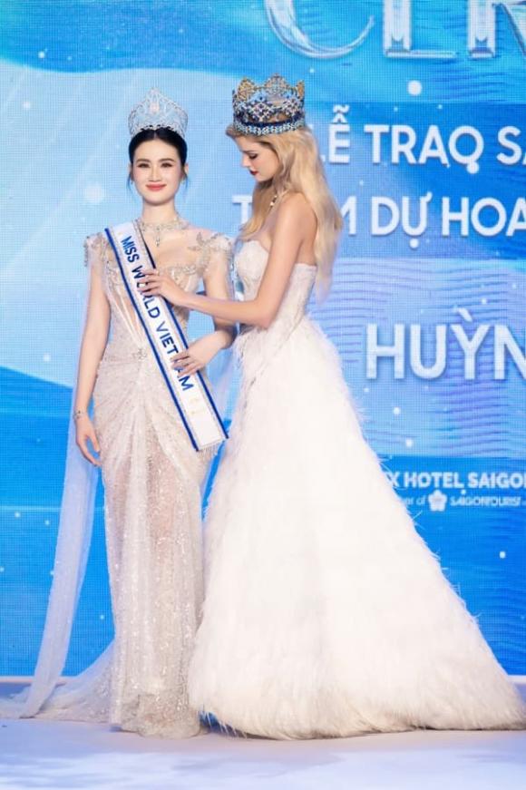 Ý Nhi được trao sash bởi Hoa hậu Thế giới 2024. Ảnh: Facebook nhân vật