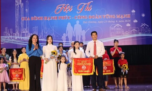 Bà Nguyễn Thị Lan Anh - Phó Chủ tịch LĐLĐ tỉnh Hải Dương trao giải Nhất cho gia đình đến từ LĐLĐ huyện Gia Lộc. Ảnh: Diệu Thúy