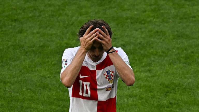 Luka Modric và các đồng đội buộc phải đánh bại Italy để nuôi hi vọng đi tiếp.  Ảnh: AFP